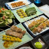 日式居酒屋的氛围，开放式的厨房。特别有氛围