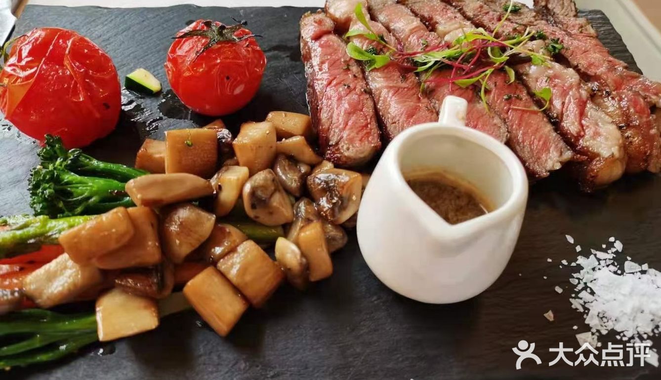 走到头才是餐厅正式部分 吃的就是这个风格