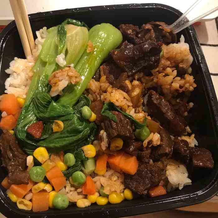 打分 点的外卖,还不错.凤爪好吃的,入味了.牛腩饭差一点但是也挺好吃.