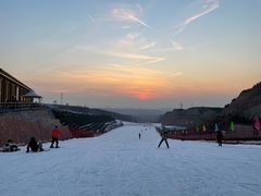 -采薇庄园四季滑雪场