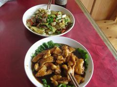 土豆炒牦牛肉和香甜鸡柳-老成都郑师傅川菜饭店