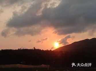 你就掏手机的功夫她就躲到云端里去了，刚刚还精光四射的呢