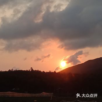 你就掏手机的功夫她就躲到云端里去了，刚刚还精光四射的呢