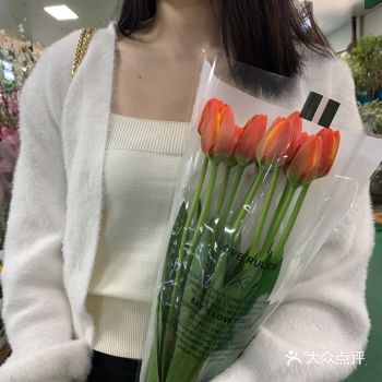 清明放假第一天早上去了花花世界买花，那边的花真的很新