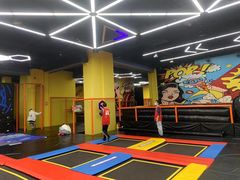 -爱蹦iBOON蹦床运动馆(江汉店)