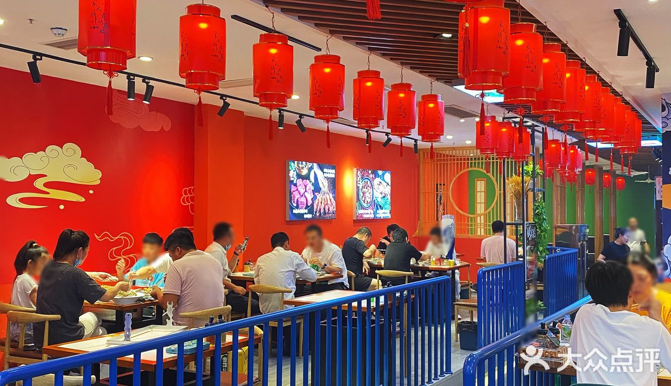 大口吃肉喝酒的快乐丨蒙天骄炭烤羊腿