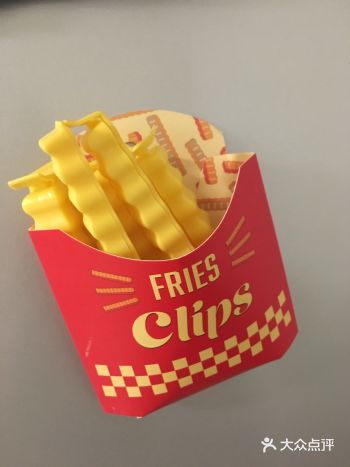 薯条开口夹非常实用，薯条盒后面️磁铁石，可以吸在冰箱