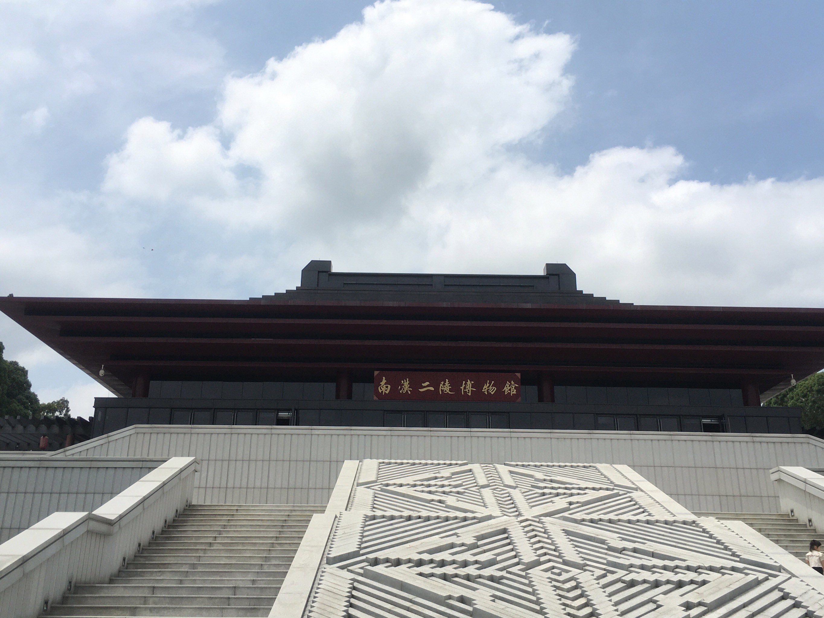 平时开放时间到下午五点半,节假日延长到六