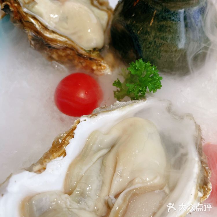 赏珠江享新鲜生蚝椰子鸡锅