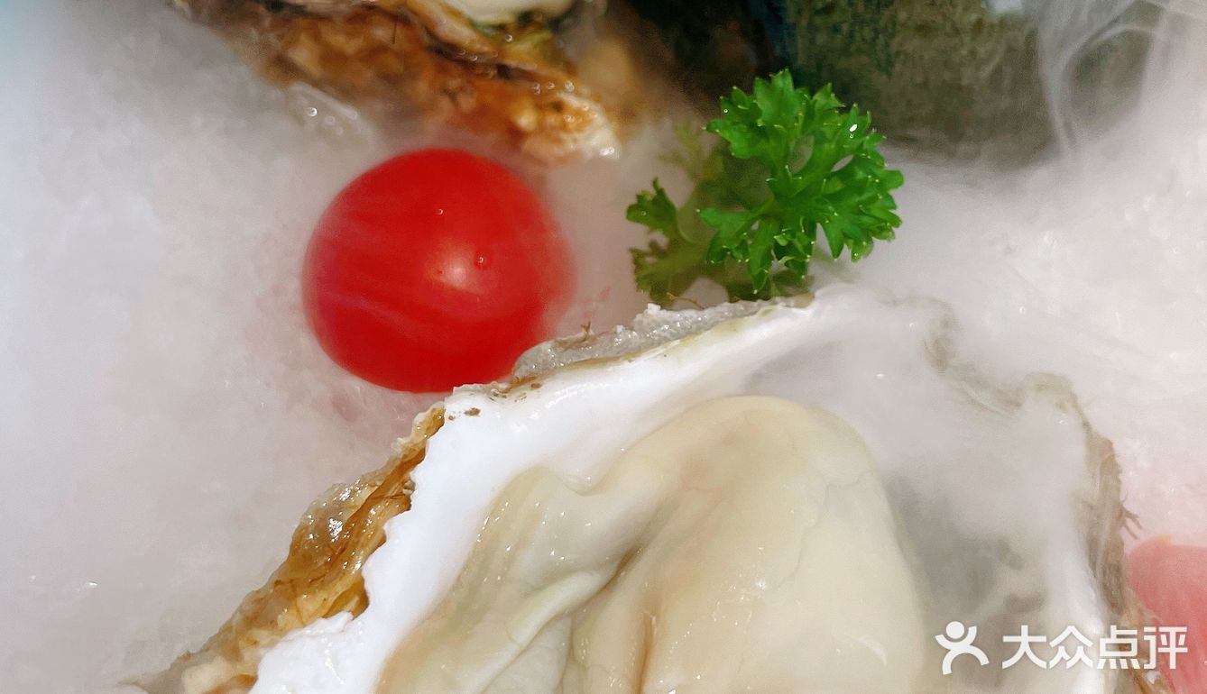 赏珠江享新鲜生蚝椰子鸡锅