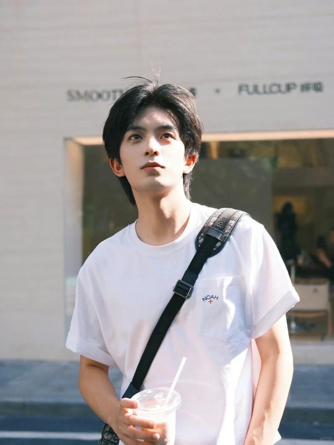 轻松易打理的男士直发~
每次整体留长
