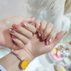 -花岐款式专研健康美甲沙龙