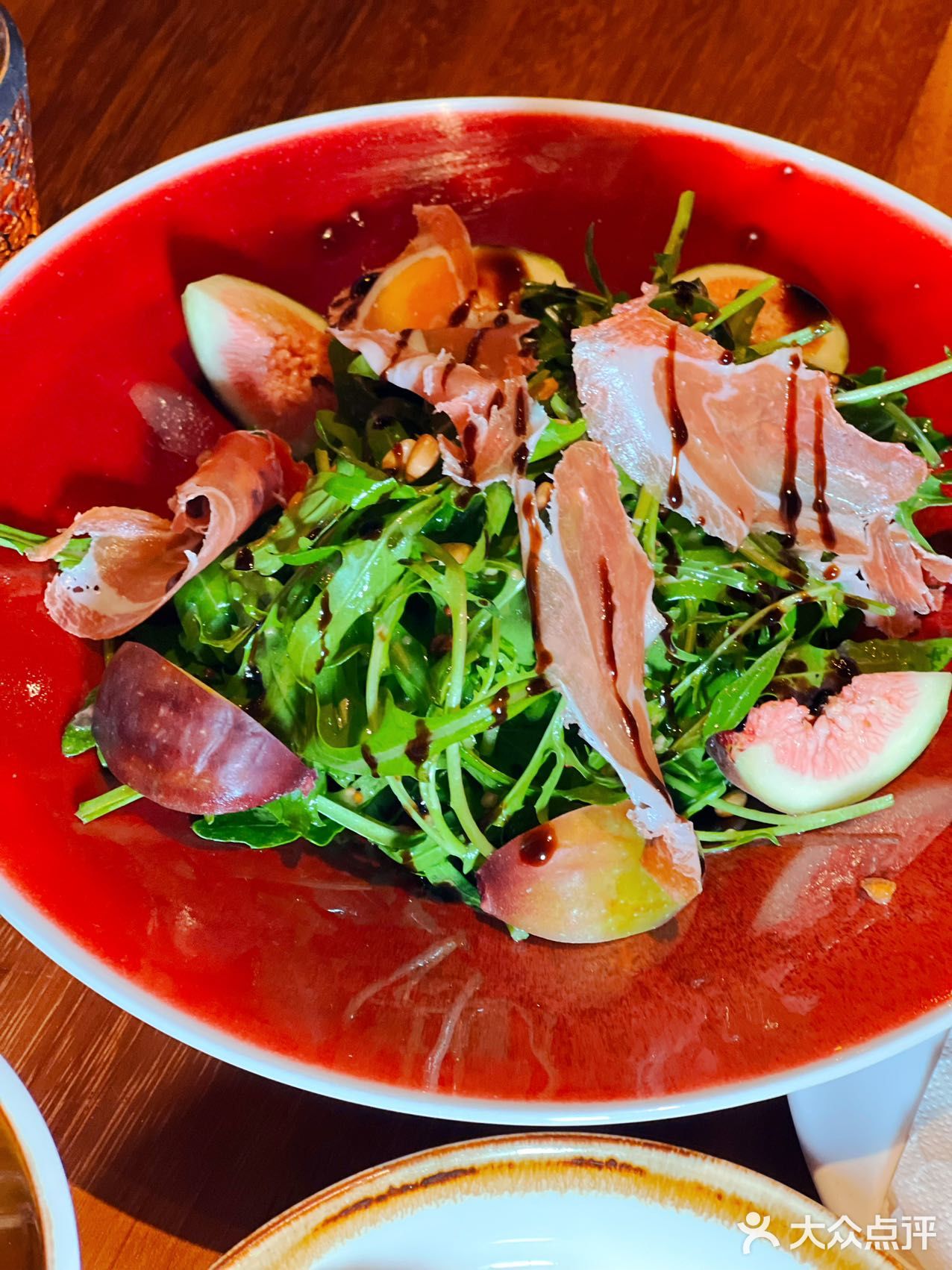 这家西班牙餐厅生意也太火爆了，格调和装修精致且高级