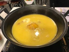浓厚原只鸡煲花胶汤-鲜入围煮花胶鸡海鲜火锅