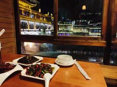 -临江餐馆二楼美食部落