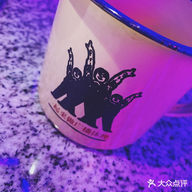 emm 不怎么出彩，哈哈。酸汤锅就是里面有柠檬和番茄