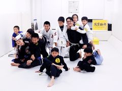 -菠萝格斗巴西柔术训练馆