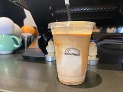 Latte-black rainbow coffee