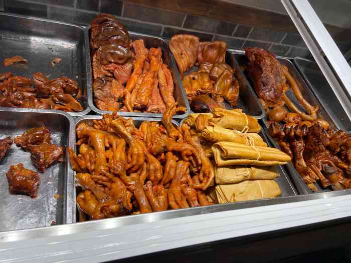 一家网红店,啥时去都爆满,还有打包带走的在排队