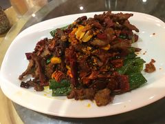 虎皮椒牛肉-山珍王国·云南野生菌石锅鱼