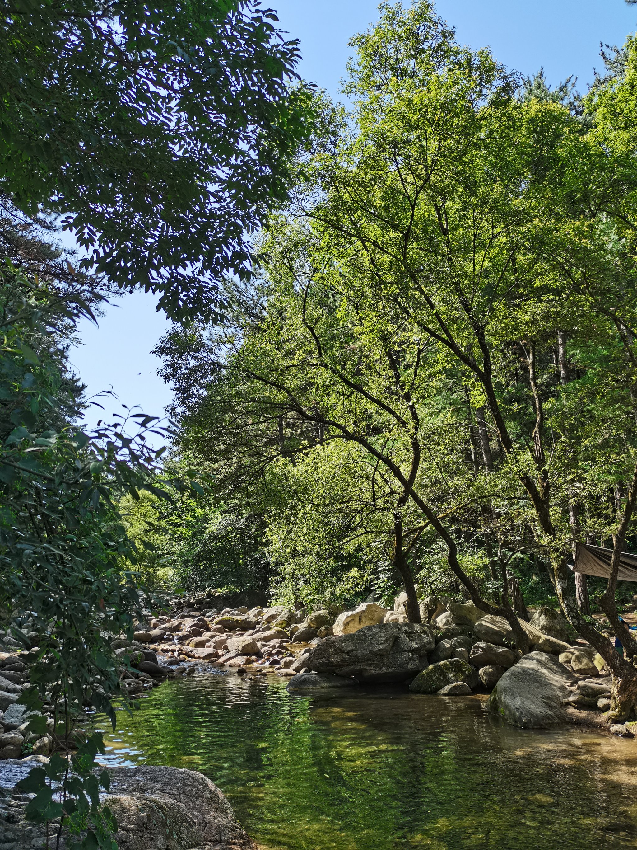 山间溪流