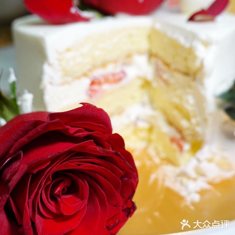 玫瑰见证爱情，纯动物奶油见证品质，这款情人节蛋糕太🉑️了！