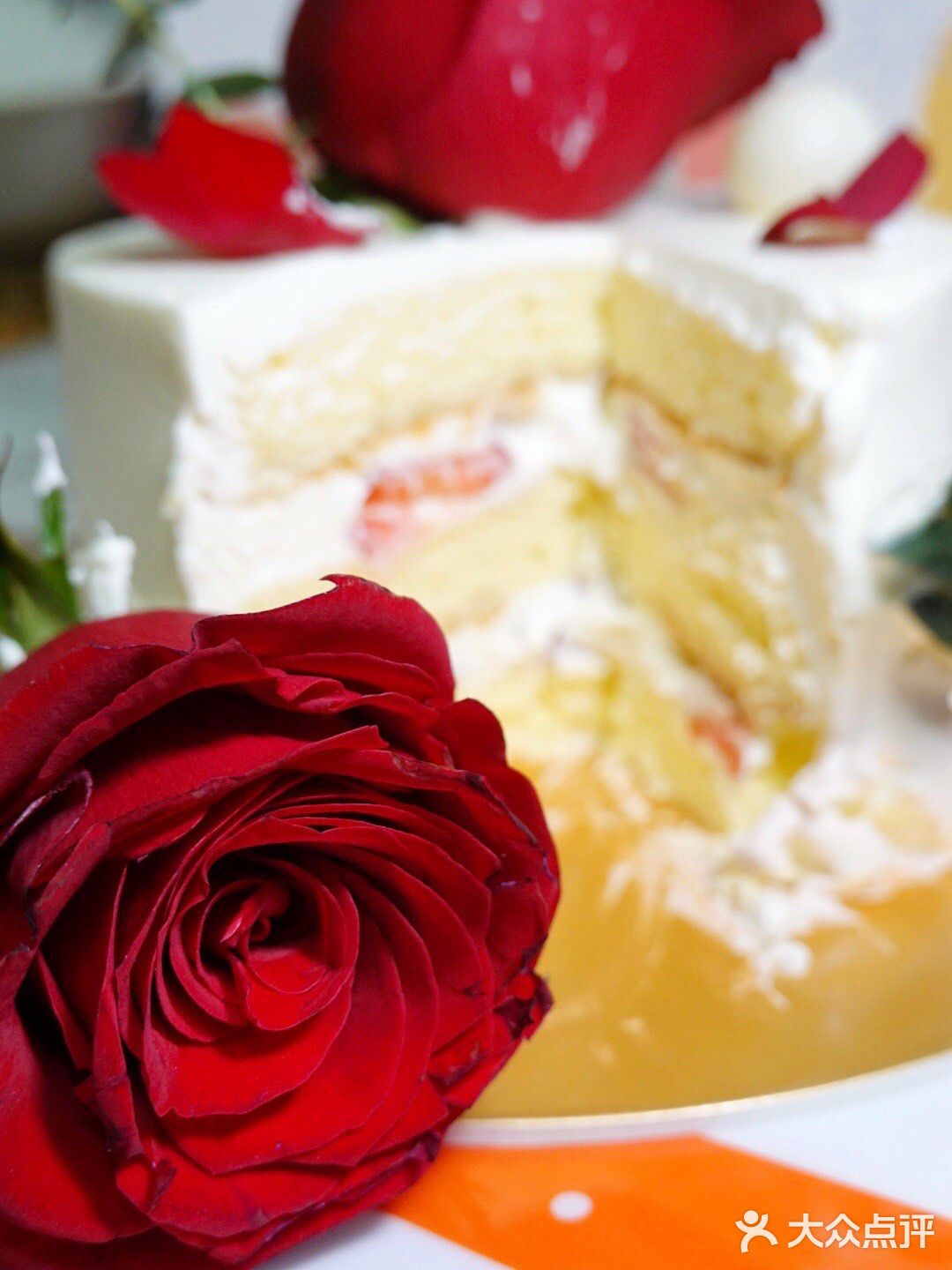 玫瑰见证爱情，纯动物奶油见证品质，这款情人节蛋糕太🉑️了！