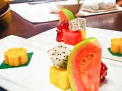 江南绿豆糕拼季节鲜果-臻萃轩中餐厅(国家会展中心店)
