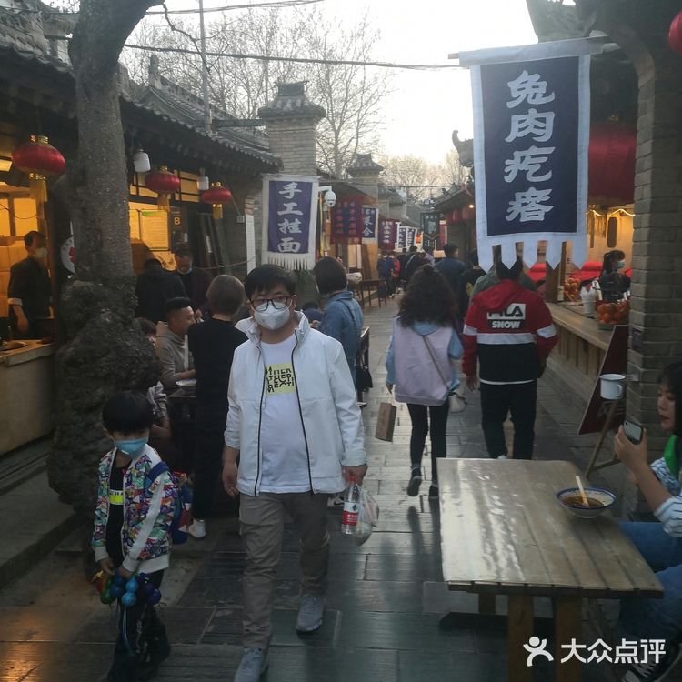下午5点从咸阳出发，到6点整正好一个小时到袁家村