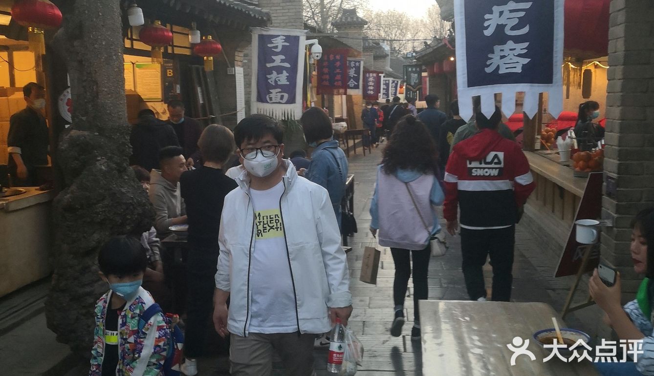 下午5点从咸阳出发，到6点整正好一个小时到袁家村