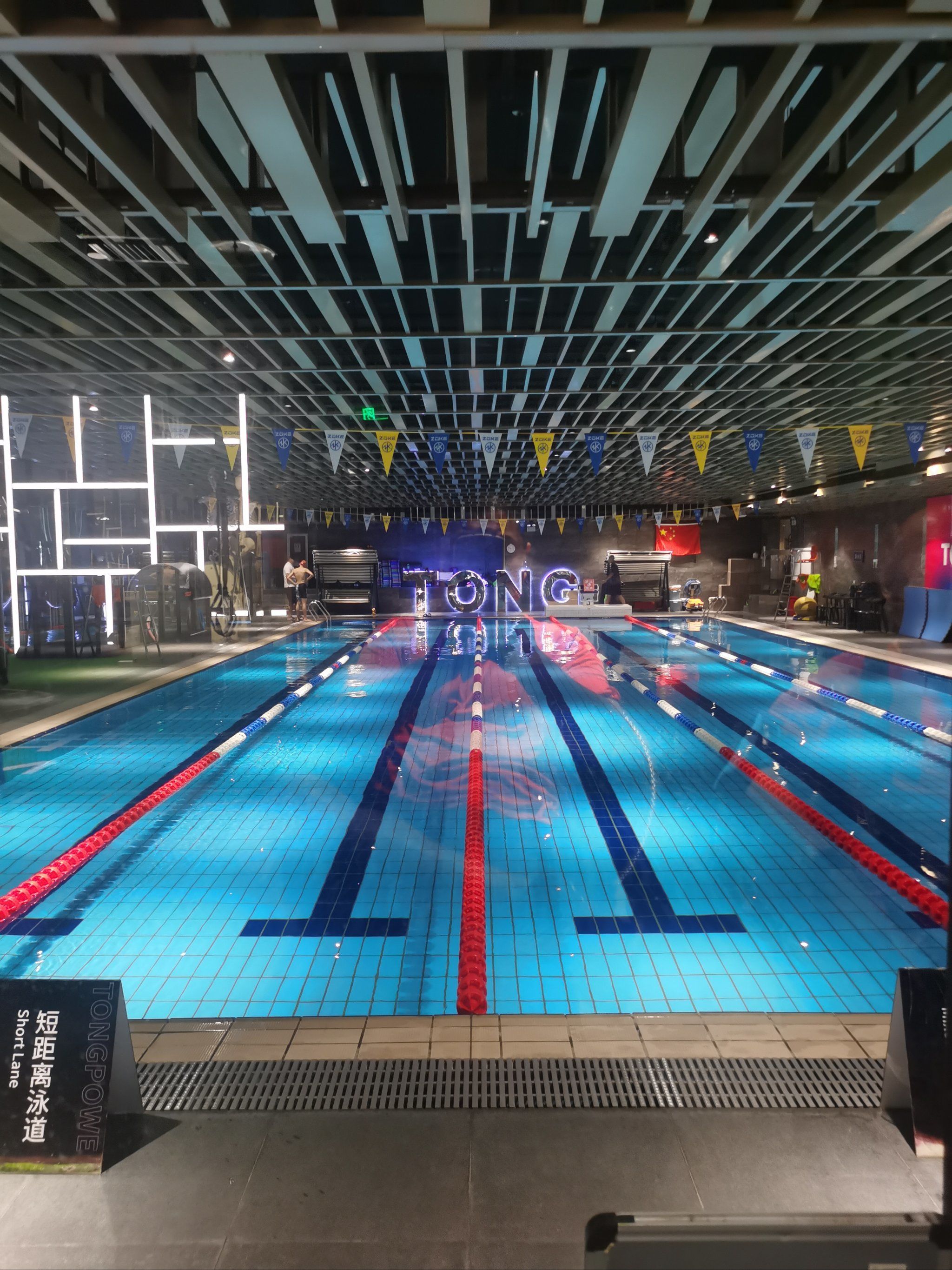 西单大悦城里的游泳馆