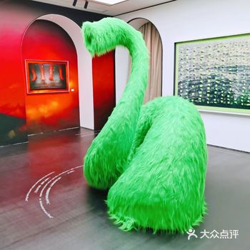 天空、水流与记忆的褶皱