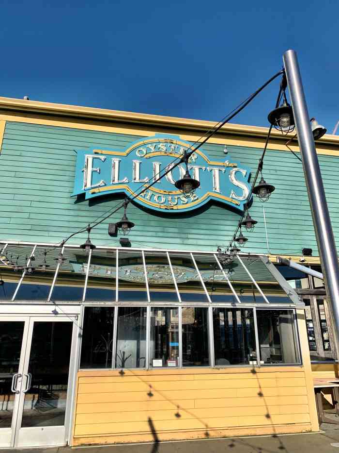 elliotts oyster house-"满满一桌蟹蟹,宝贝最爱敲敲小锤,吃还是我.