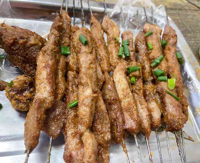 烧烤品种非常多,最有特色的是烤猪肝,吃了这么多年烧烤我竟第一次吃到