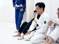 -菠萝格斗巴西柔术训练馆