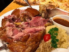 烤猪肘配酸菜土豆泥-兰特伯爵西餐厅·啤酒屋(方庄店)