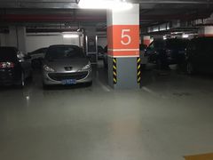 -绿地缤纷城-停车场