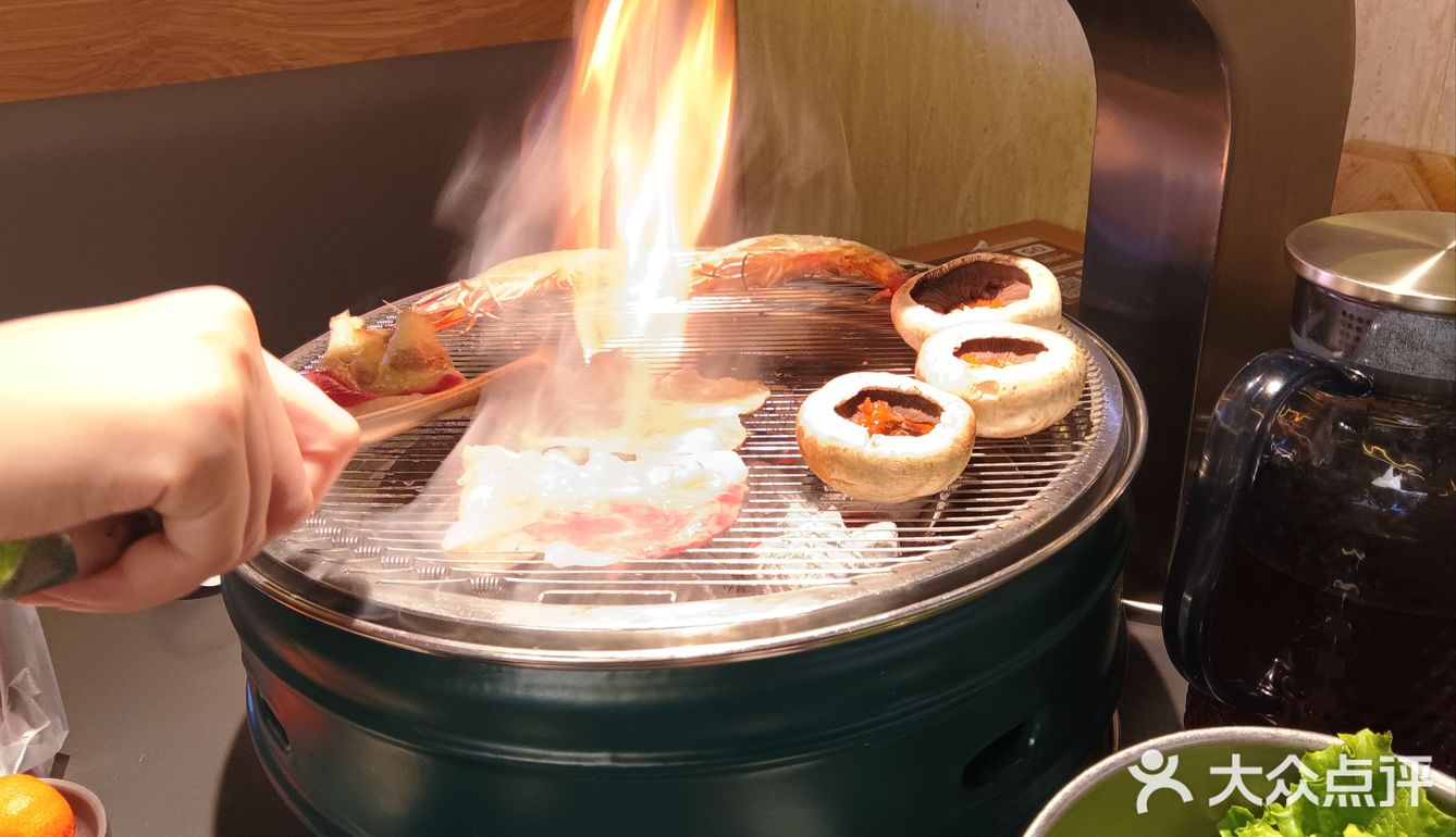 都是免费的。试问哪家烤肉店会这么多的配料给你配烤肉啊喂！