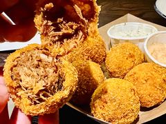 炸手撕猪肉球-瑞食酒馆 La Taverne Suisse