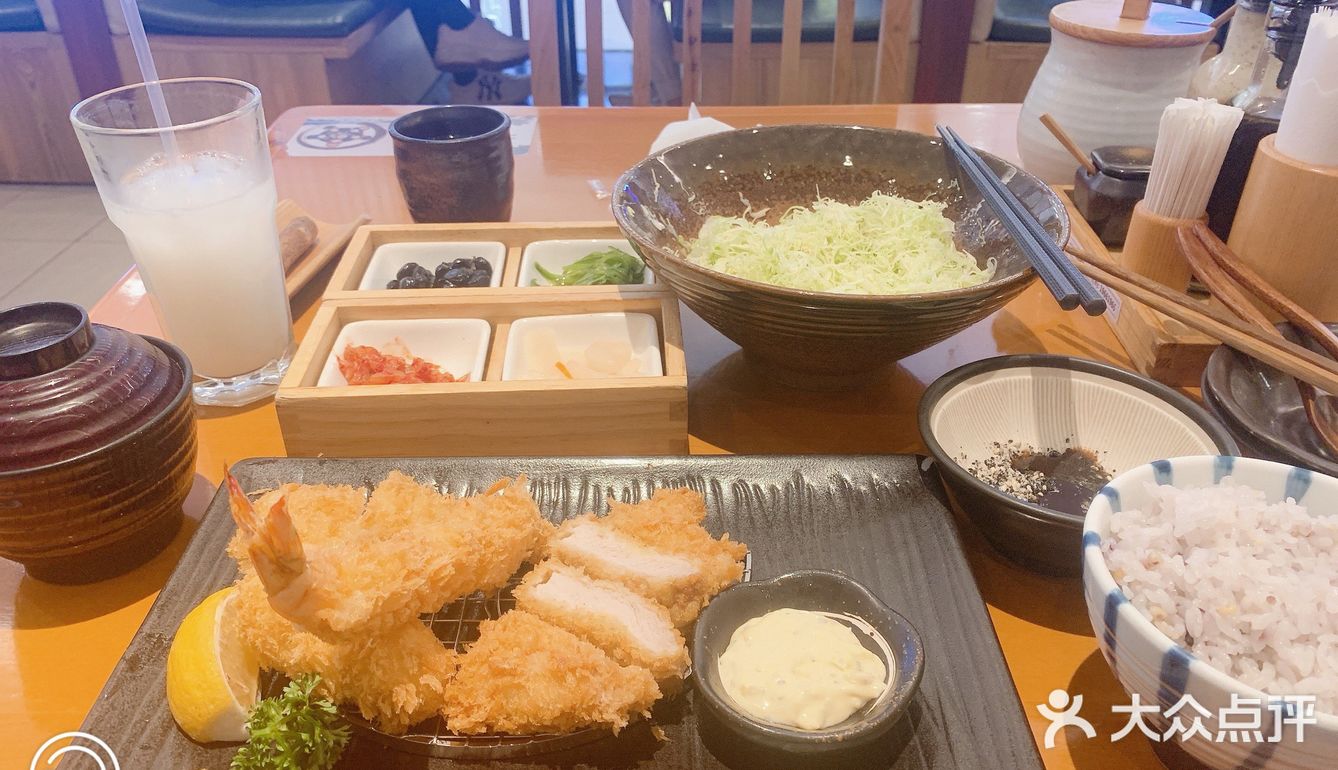 有腰内肉，可乐饼，炸虾一只和一个不记得名字的饼饼