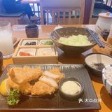 有腰内肉，可乐饼，炸虾一只和一个不记得名字的饼饼