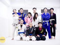 -菠萝格斗巴西柔术训练馆