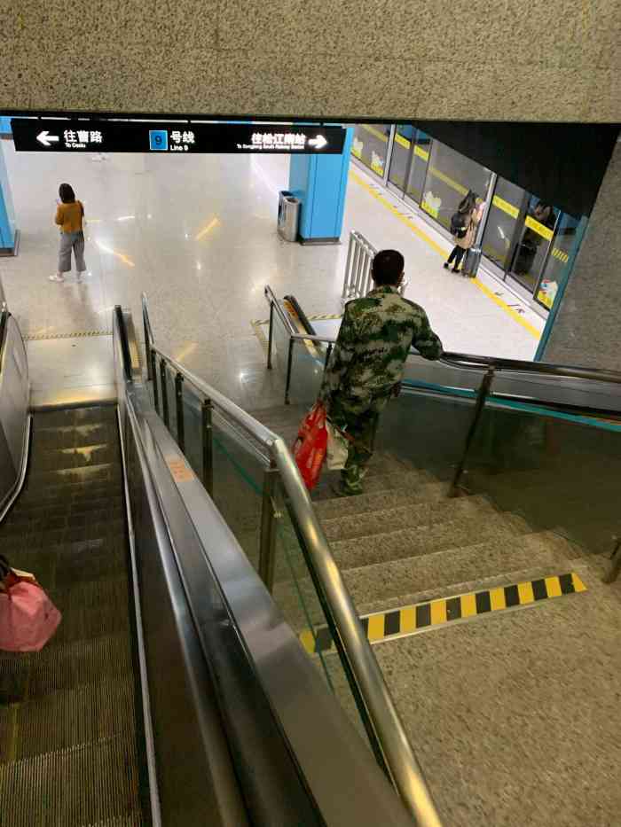 松江体育中心(地铁站)-"9号线是去市区最方便的路线,可以到七宝,.