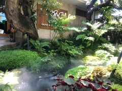 -Chom Cafe and Restaurant