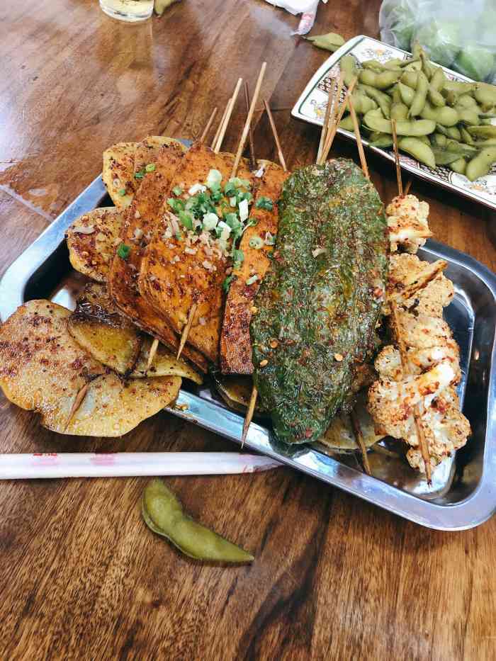 打分 逛泰安古镇,很多烧烤店随意走进了一家菜品看起来很新鲜的,没