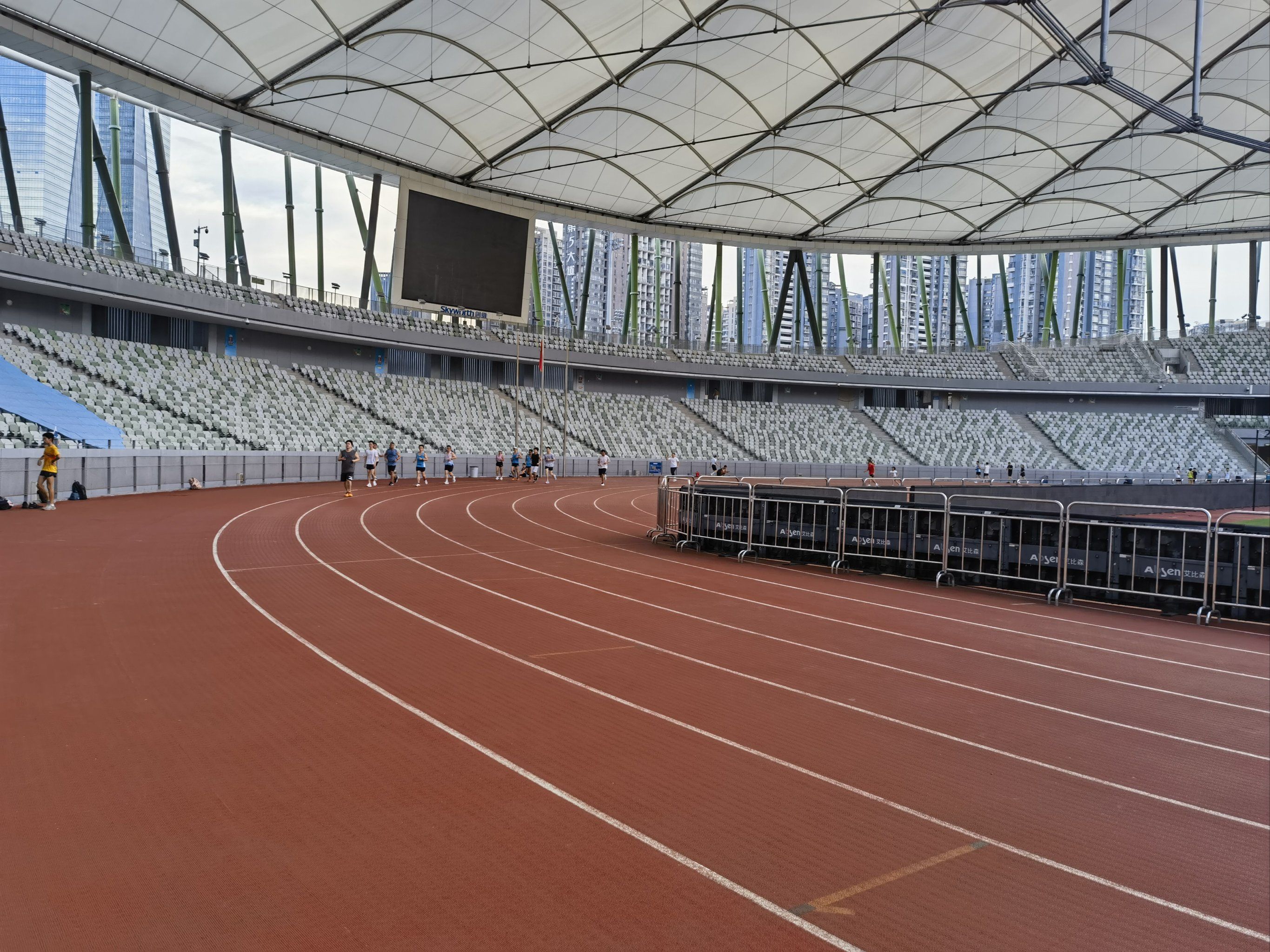 天天领红包 宝安体育场,上个月开始封闭翻新,现在已经搞好,又重新