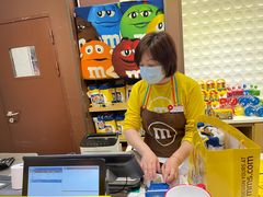 -m豆巧克力世界(上海世茂广场店)