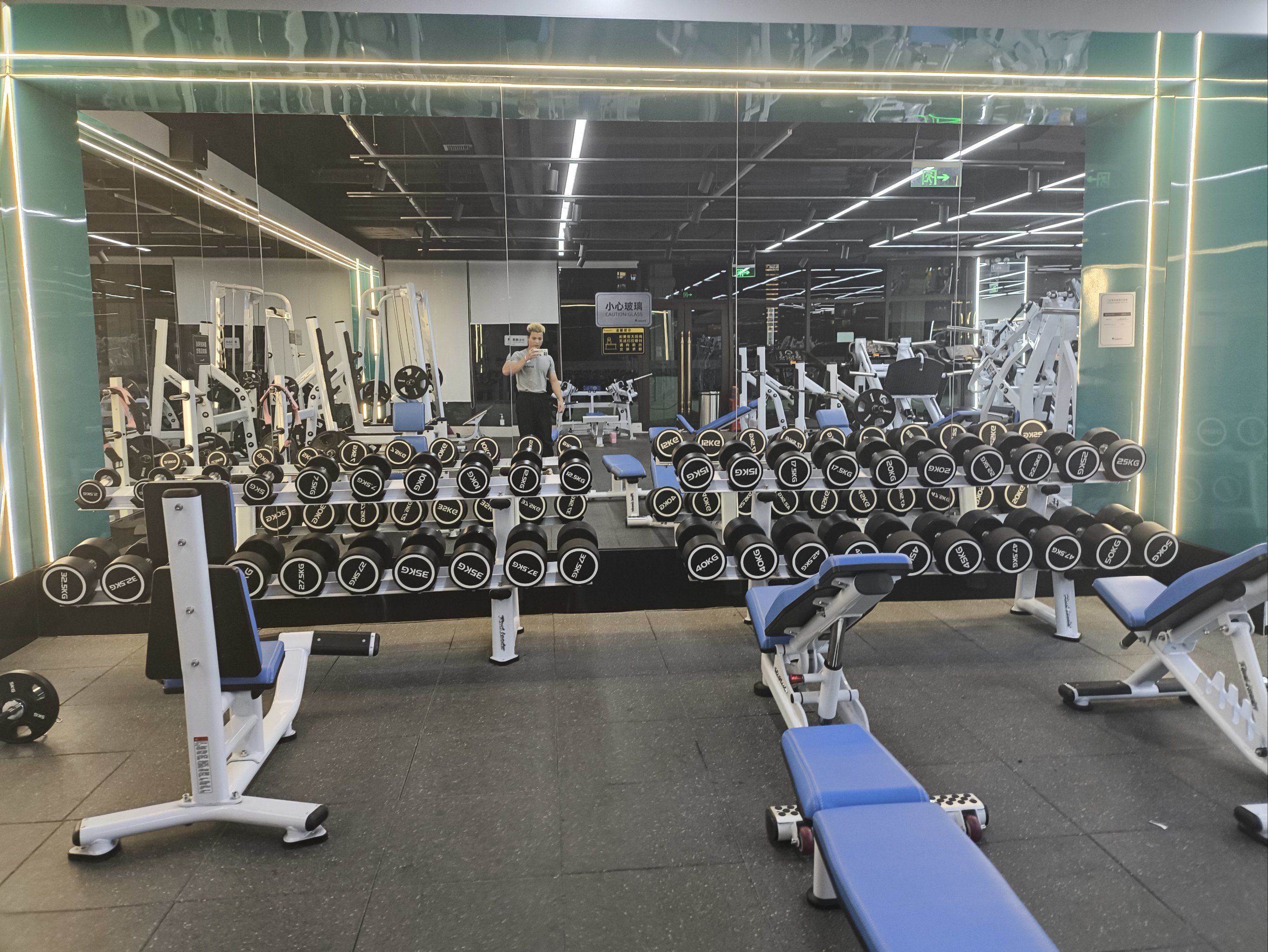 200 的小型健身房