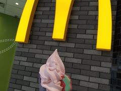 草莓华夫甜筒-麦当劳(龙湖北京大兴天街店)
