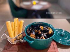 香蒜白酒藍青口伴法包-Oasis Bar & Grill